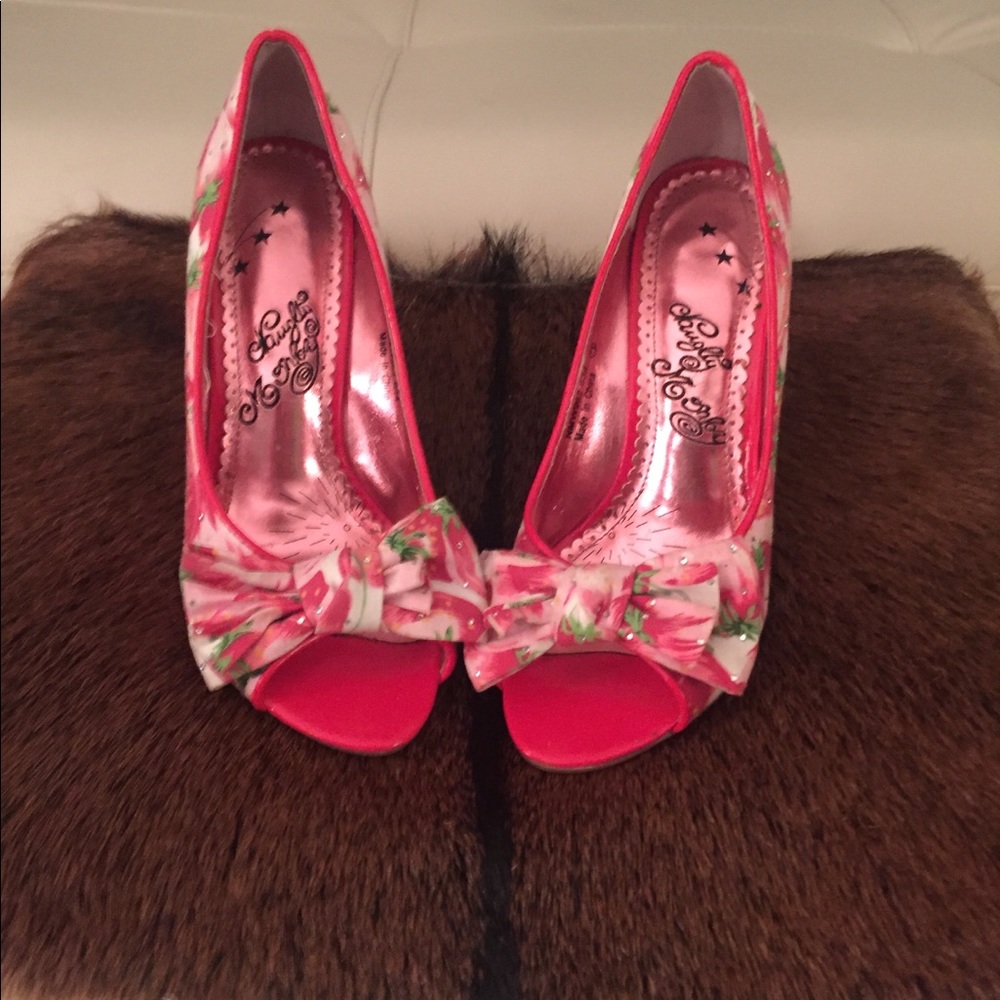 Red and pink strawberry print vintage style heels
